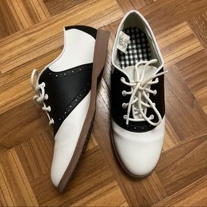Oxford shoes (Black and white)